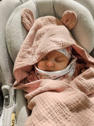Infantilo mušelínová deka s kapucí do autosedačky světle růžová