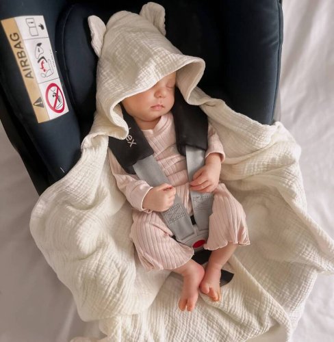 Infantilo mušelínová deka s kapucí do autosedačky krémová