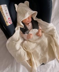 Infantilo mušelínová deka s kapucňou do autosedačky krémová