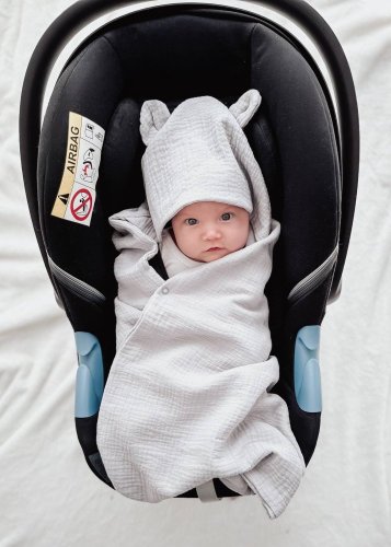 Infantilo mušelínová deka s kapucí do autosedačky sivá